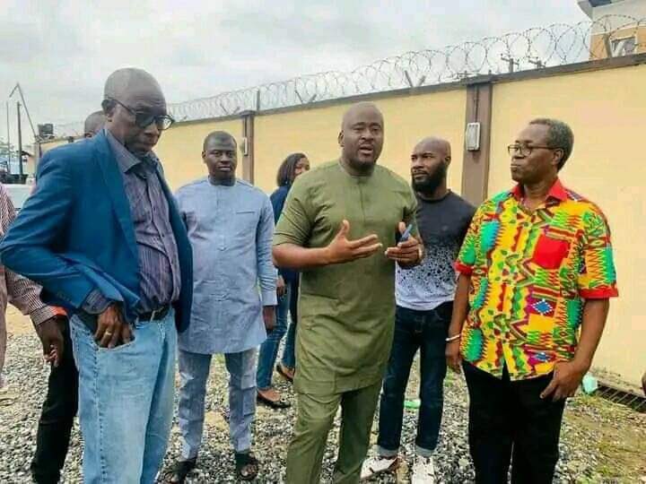 Desmond Elliot, an actor and APC candidate for the Lagos State House of Assembly, has provided transformers to his constituents ahead of the elections.