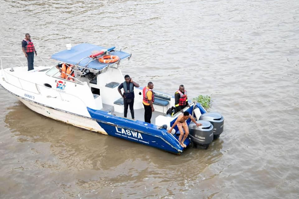 Woman alights from the cab, dives into Lagos lagoon