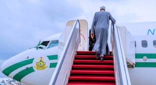 Buhari travels to the Niger Republic from Nigeria.