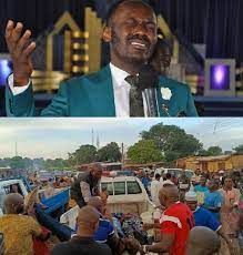 Gunmen attack the convoy of Apostle Johnson Suleman, killing four police officers and two others (violent footage).